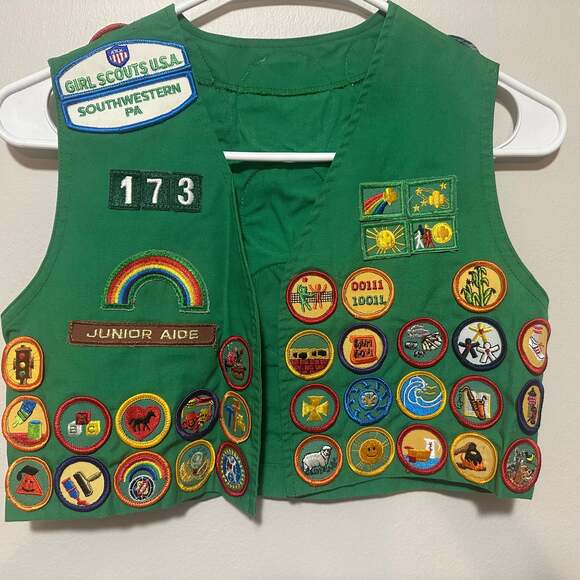 Vintage Girl Scouts Green Vest with 40+ Patches & Pins, Size Large - Picture 1 of 8